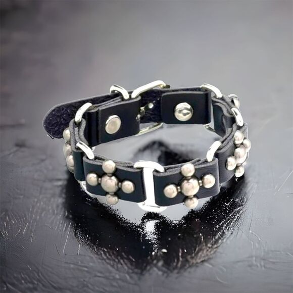 Men’s Soft Leather Rivet Bracelet, new - Picture 2 of 8